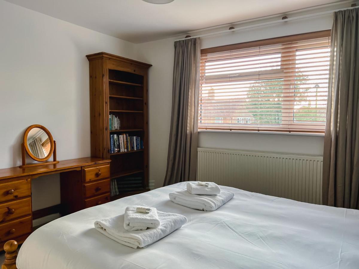 Bright & Cosy - Jacuzzi - Log Burner - King Beds Villa Tangmere Exterior photo