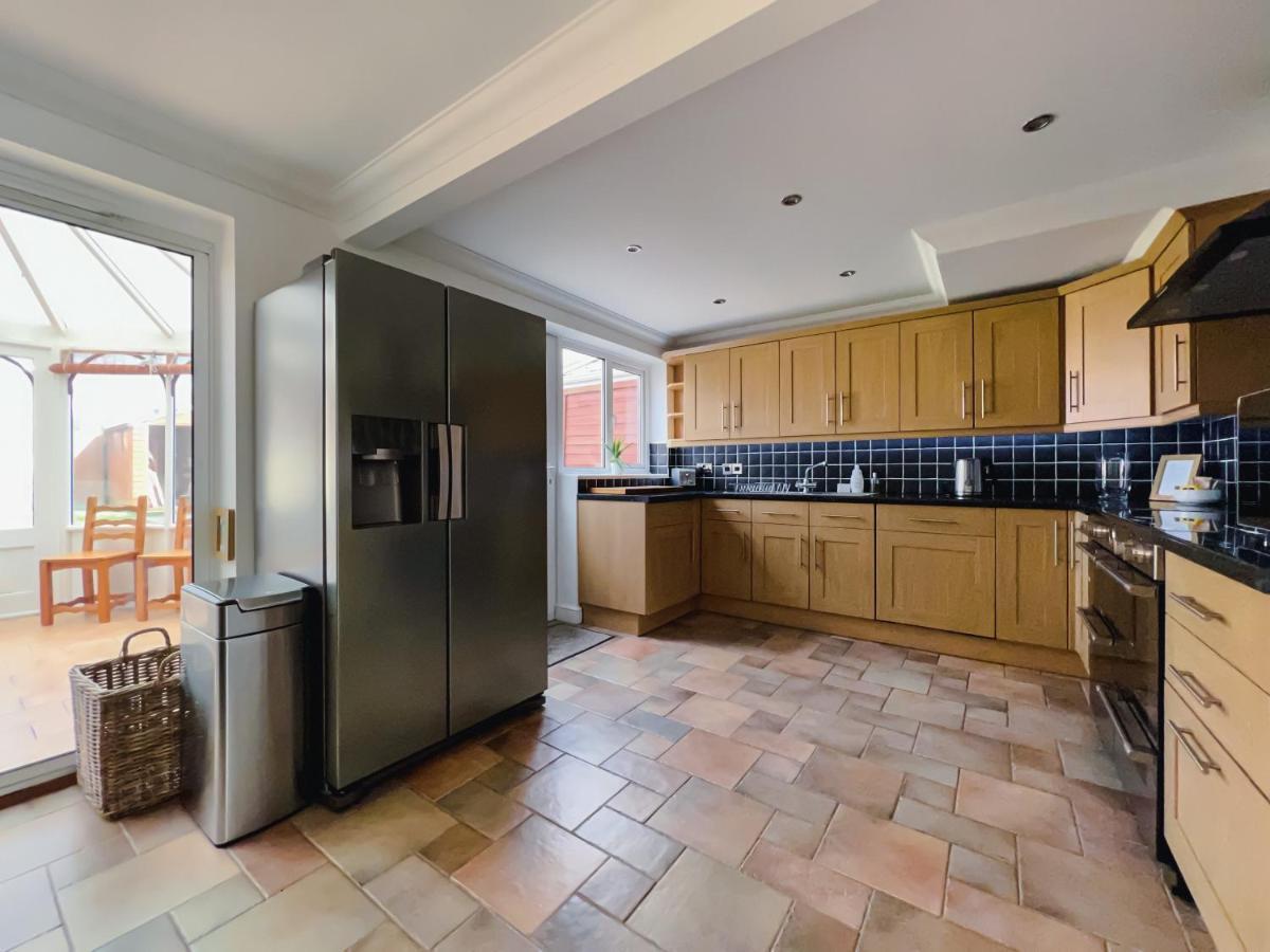 Bright & Cosy - Jacuzzi - Log Burner - King Beds Villa Tangmere Exterior photo