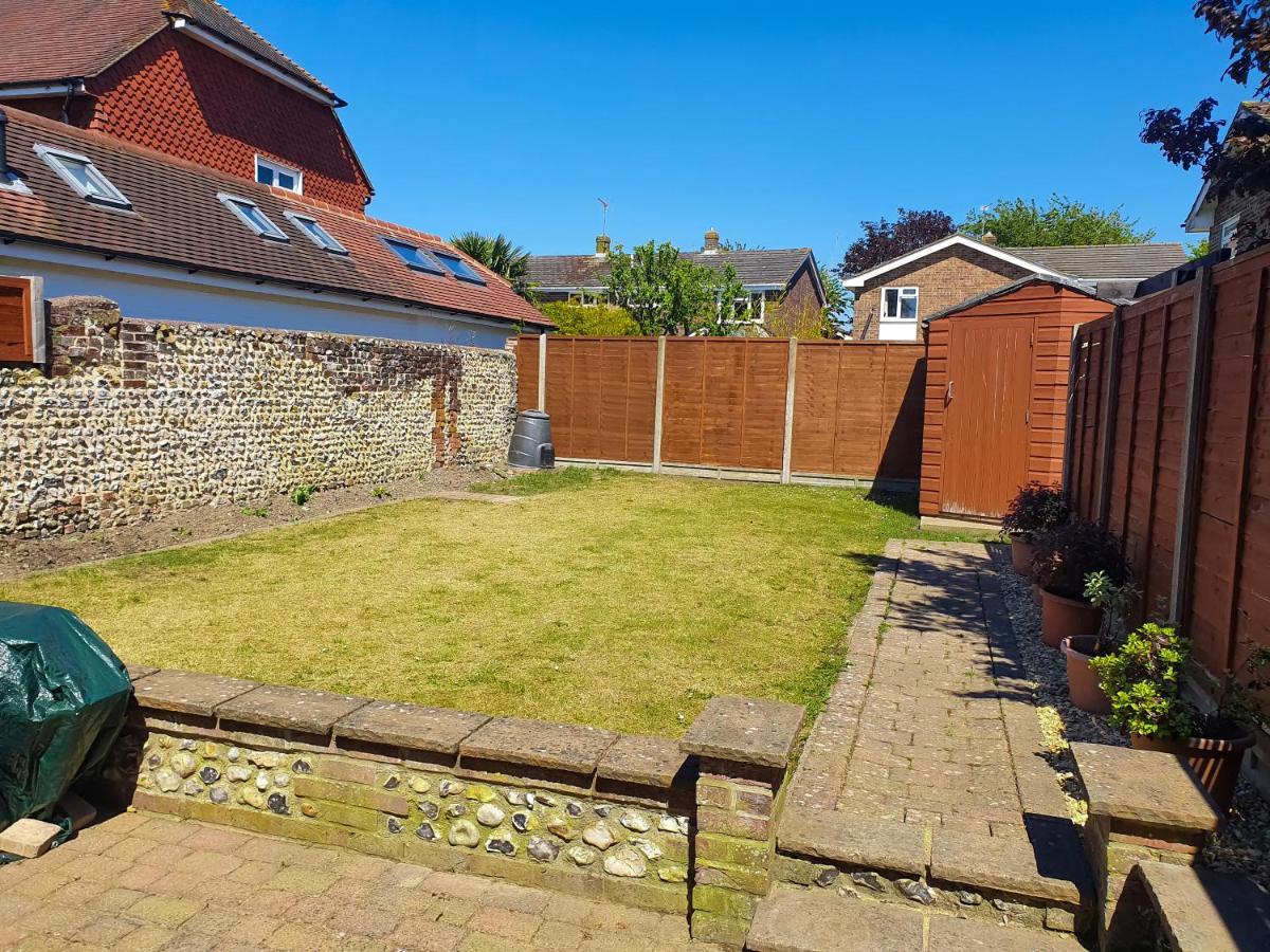Bright & Cosy - Jacuzzi - Log Burner - King Beds Villa Tangmere Exterior photo
