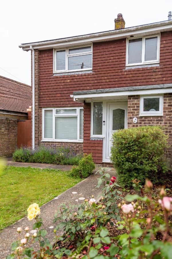 Bright & Cosy - Jacuzzi - Log Burner - King Beds Villa Tangmere Exterior photo