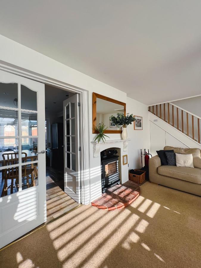 Bright & Cosy - Jacuzzi - Log Burner - King Beds Villa Tangmere Exterior photo